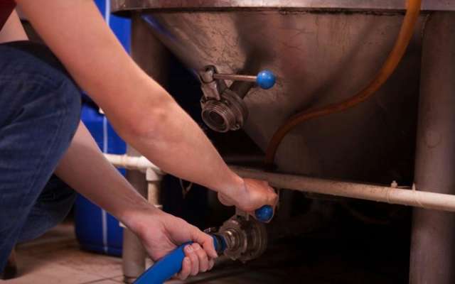 Man kopplar bort slang på mjölktank