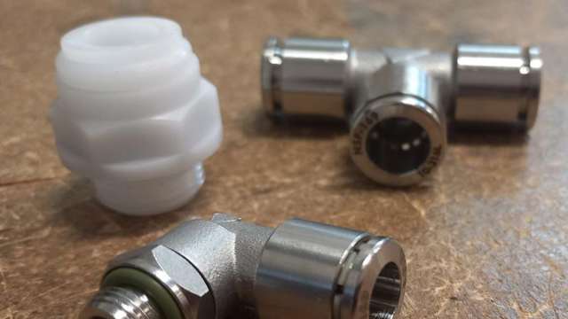 Olika push-in fittings på träbord
