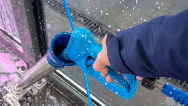 Hand som håller i spolpistol