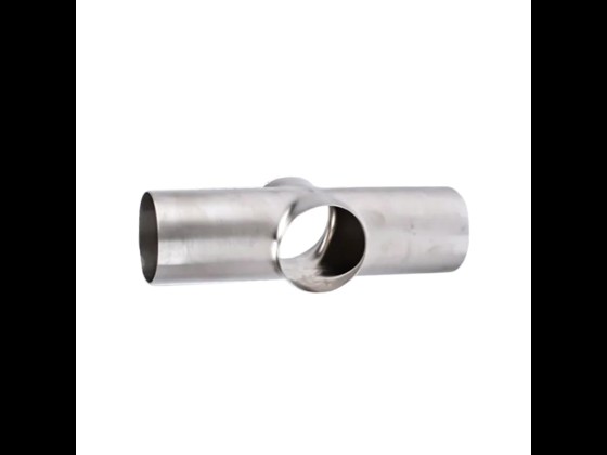 DS/SMS-kors i rostfritt stål med kort gren, perfekt för hygieniska livsmedelsanläggningar. Säkerställer hållbarhet och säker vätskeöverföring. Beställ här!