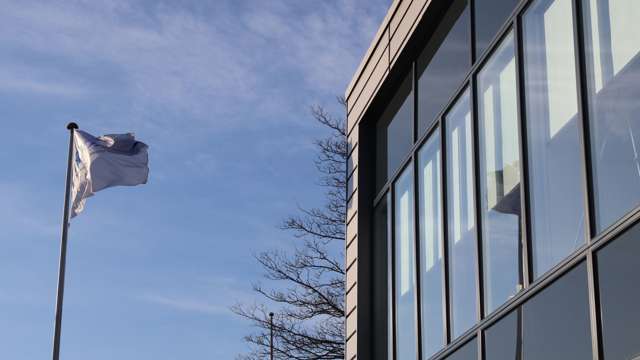 Flagga framför huvudkontoret