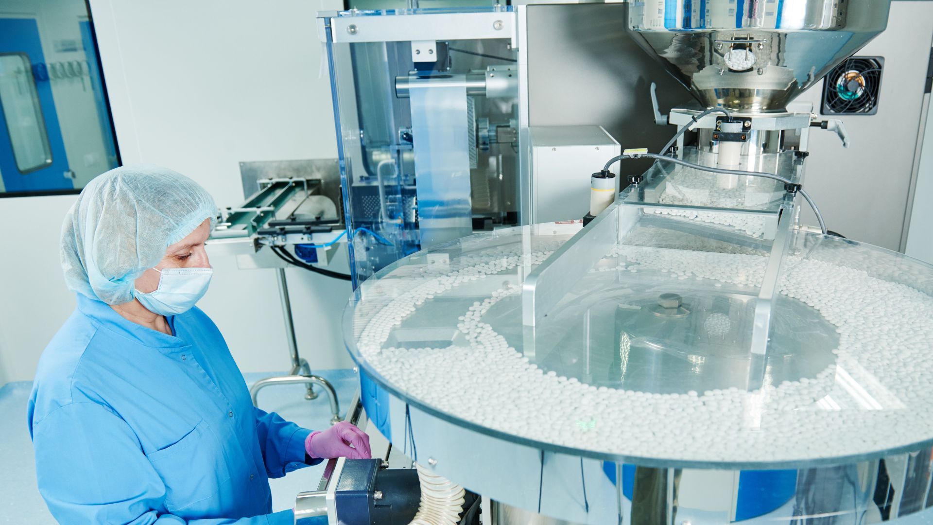 kvinna inom läkemedelsproduktion
