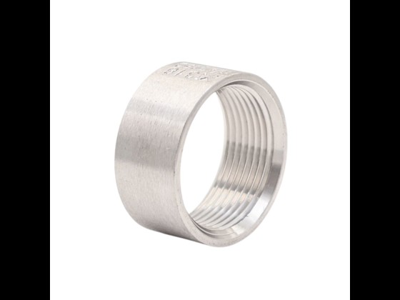 Halv muff i rostfritt AISI 316, designad för krävande industrimiljöer. Hållbar och hygienisk lösning. Köp nu hos Alfotech!