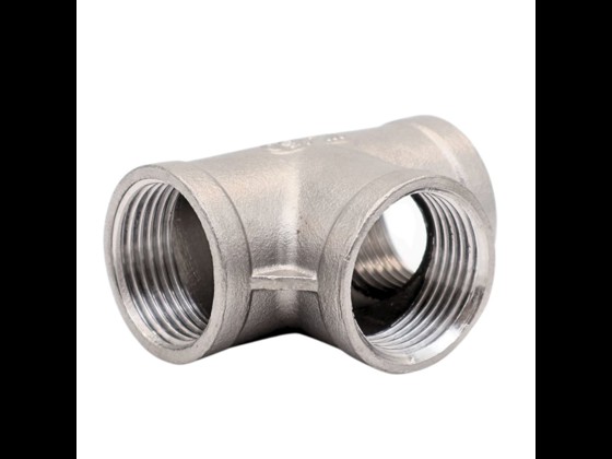 Hållbart T-stycke i AISI 316 rostfritt stål, utformat för livsmedelsindustrins höga krav. Korrosionsbeständigt och hygieniskt. Beställ online!