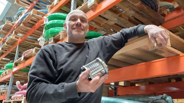 Man på lager med ett synglas i handen