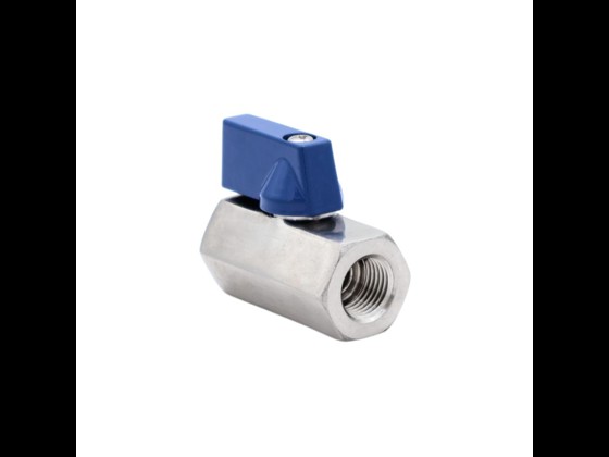 Vår rostfria mini kulventil med muff har en slät och rengöringsvänlig yta. Handtag i aluminium och packning tillverkad i PTFE. Beställ online idag!