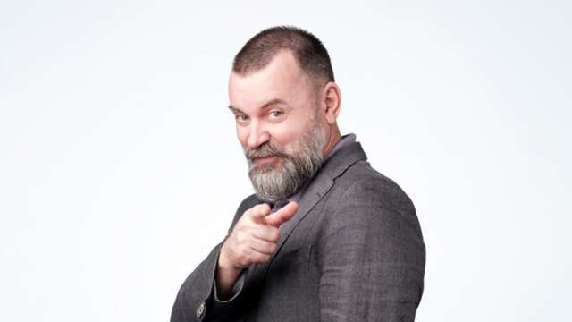 Man som pekar på dig