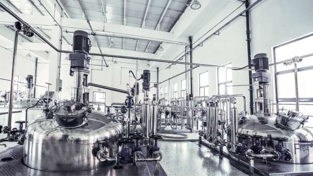 Lagertankar i produktionshall