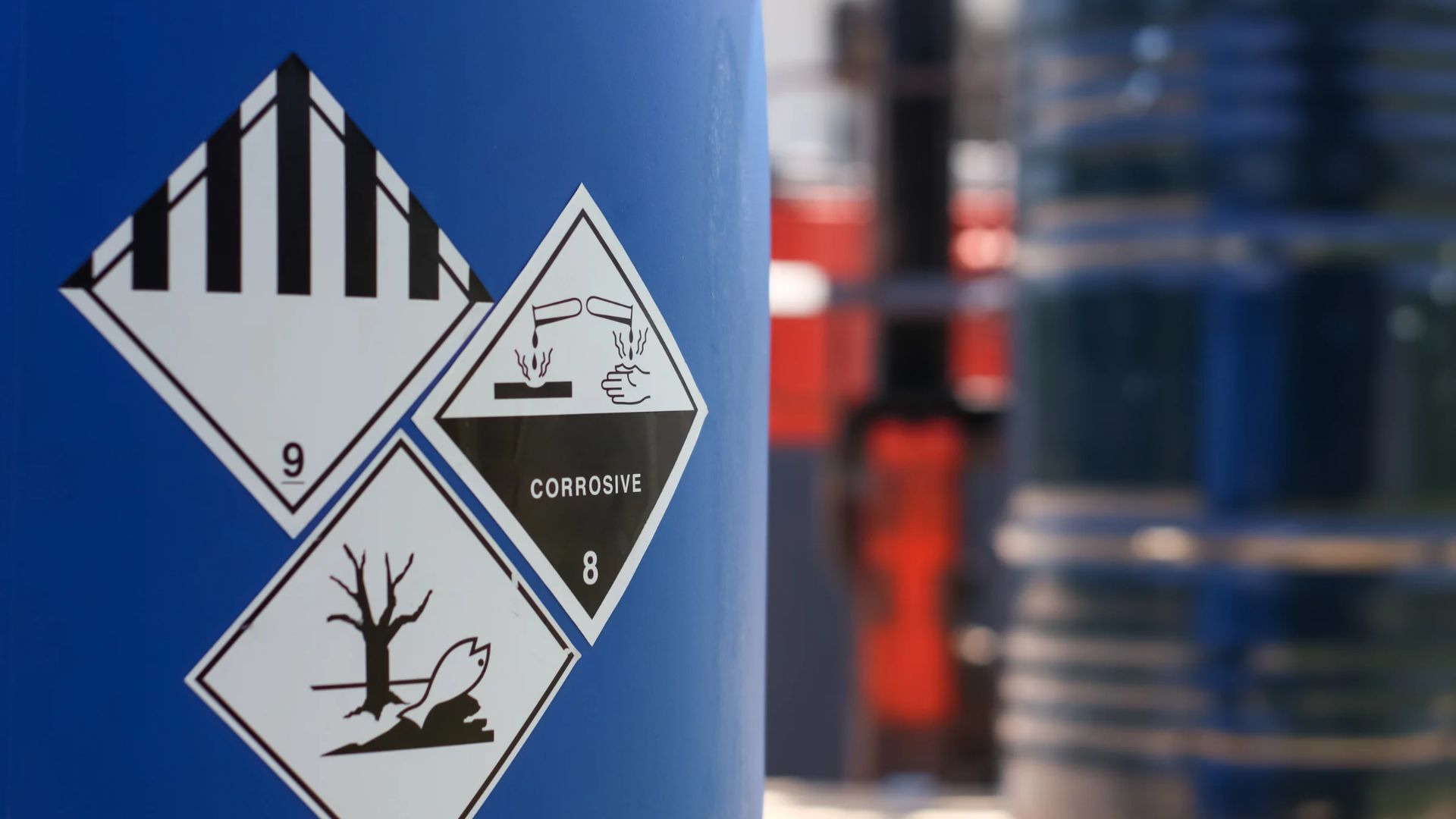 symbol för frätande kemikalier på en tank